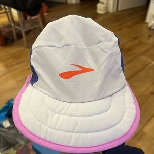 *NEW WITH TAGS* Brooks lightweight packable hat
